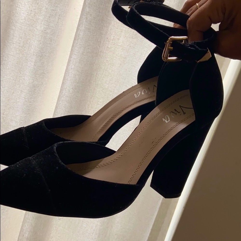 Sexy black velvet pumps - ankle strap with gold details  beautiful vintage shape - Picture 4 of 4